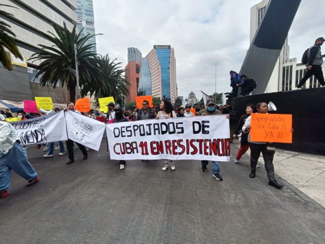 Vecinos de Cuba 11 protestan en Reforma; buscan entregar iniciativa sobre desalojos