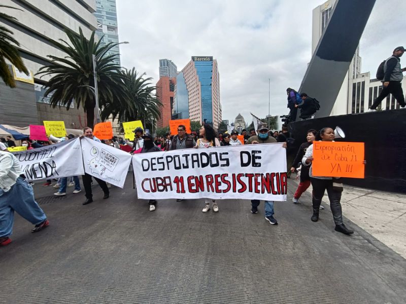 Vecinos de Cuba 11 protestan en Reforma; buscan entregar iniciativa sobre desalojos