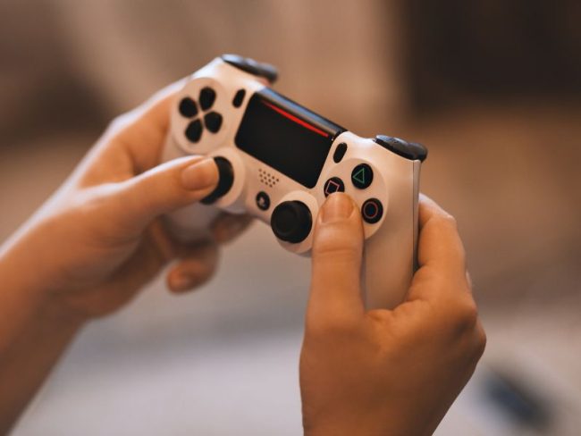 La presidenta Claudia Sheinbaum confirmó que el Gobierno de México cancelará la aplicación de un impuesto a los videojuegos con contenido violento, luego de determinar que no existen las condiciones técnicas ni institucionales para clasificar de manera objetiva este tipo de productos. La mandataria explicó que, aunque inicialmente hubo respaldo a la propuesta aprobada en el Senado —que contemplaba un gravamen del 8 por ciento—, el análisis posterior reveló que no hay una metodología clara para definir qué videojuegos promueven la violencia y cuáles no. Además, señaló que actualmente ninguna autoridad cuenta con atribuciones ni criterios estandarizados para evaluar el nivel de violencia en estos contenidos. Sheinbaum destacó que esta falta de sustento haría inviable la aplicación del impuesto, por lo que se decidió eliminarlo únicamente para los videojuegos, mientras que otros gravámenes aprobados, como los dirigidos a bebidas azucaradas, tabaco y apuestas, se mantienen vigentes. Impuestos a videojuegos y afectaciones a la salud mental El impuesto a los videojuegos violentos fue aprobado por el Senado a finales de octubre, como parte del paquete de la Ley de Ingresos, bajo el argumento de que la exposición constante a contenidos violentos puede estar relacionada con conductas agresivas y afectaciones a la salud mental, especialmente en menores de edad. México es uno de los principales mercados de videojuegos a nivel mundial: ocupa el primer lugar en consumo en América Latina y se encuentra entre los diez países con mayor número de jugadores. De acuerdo con datos del sector, en 2024 la industria generó ingresos superiores a los 40 mil millones de pesos y concentró a más de 76 millones de jugadores activos en el país. Pese a la eliminación del impuesto, la presidenta subrayó que el Gobierno no dejará de atender el tema. En su lugar, se implementará una campaña informativa enfocada en promover la construcción de la paz y en apoyar a madres y padres para supervisar el uso de videojuegos, especialmente aquellos que se juegan en línea y que pueden generar conductas adictivas o normalizar la violencia. Estudio del IFT sobre el estado del gaming en México De acuerdo con el Reporte Especial “Estado del Gaming en México”, elaborado por el Instituto Federal de Telecomunicaciones (IFT) para el primer semestre de 2024, los videojuegos se han consolidado como una de las industrias culturales y de entretenimiento más relevantes del país. El estudio, basado en un panel de más de 2,400 personas de entre 18 y 64 años, señala que 68.8 por ciento de los encuestados afirmó jugar videojuegos, con una distribución de género prácticamente equilibrada entre hombres y mujeres. El grupo de edad con mayor presencia es el de 25 a 34 años. El informe revela que el teléfono celular es el principal dispositivo para jugar, seguido por las consolas y las computadoras. Asimismo, casi seis de cada diez personas dijeron tener acceso a una consola en su hogar. En cuanto a preferencias, los videojuegos gratuitos dominan en móviles y PC, mientras que en consolas se mantiene una fuerte compra de versiones digitales y físicas. El IFT también destaca que el crecimiento de la industria no solo tiene un impacto económico, sino que abre oportunidades de profesionalización en áreas como el diseño, la programación y la producción audiovisual, especialmente entre las generaciones más jóvenes.