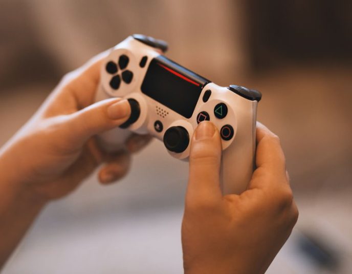 La presidenta Claudia Sheinbaum confirmó que el Gobierno de México cancelará la aplicación de un impuesto a los videojuegos con contenido violento, luego de determinar que no existen las condiciones técnicas ni institucionales para clasificar de manera objetiva este tipo de productos. La mandataria explicó que, aunque inicialmente hubo respaldo a la propuesta aprobada en el Senado —que contemplaba un gravamen del 8 por ciento—, el análisis posterior reveló que no hay una metodología clara para definir qué videojuegos promueven la violencia y cuáles no. Además, señaló que actualmente ninguna autoridad cuenta con atribuciones ni criterios estandarizados para evaluar el nivel de violencia en estos contenidos. Sheinbaum destacó que esta falta de sustento haría inviable la aplicación del impuesto, por lo que se decidió eliminarlo únicamente para los videojuegos, mientras que otros gravámenes aprobados, como los dirigidos a bebidas azucaradas, tabaco y apuestas, se mantienen vigentes. Impuestos a videojuegos y afectaciones a la salud mental El impuesto a los videojuegos violentos fue aprobado por el Senado a finales de octubre, como parte del paquete de la Ley de Ingresos, bajo el argumento de que la exposición constante a contenidos violentos puede estar relacionada con conductas agresivas y afectaciones a la salud mental, especialmente en menores de edad. México es uno de los principales mercados de videojuegos a nivel mundial: ocupa el primer lugar en consumo en América Latina y se encuentra entre los diez países con mayor número de jugadores. De acuerdo con datos del sector, en 2024 la industria generó ingresos superiores a los 40 mil millones de pesos y concentró a más de 76 millones de jugadores activos en el país. Pese a la eliminación del impuesto, la presidenta subrayó que el Gobierno no dejará de atender el tema. En su lugar, se implementará una campaña informativa enfocada en promover la construcción de la paz y en apoyar a madres y padres para supervisar el uso de videojuegos, especialmente aquellos que se juegan en línea y que pueden generar conductas adictivas o normalizar la violencia. Estudio del IFT sobre el estado del gaming en México De acuerdo con el Reporte Especial “Estado del Gaming en México”, elaborado por el Instituto Federal de Telecomunicaciones (IFT) para el primer semestre de 2024, los videojuegos se han consolidado como una de las industrias culturales y de entretenimiento más relevantes del país. El estudio, basado en un panel de más de 2,400 personas de entre 18 y 64 años, señala que 68.8 por ciento de los encuestados afirmó jugar videojuegos, con una distribución de género prácticamente equilibrada entre hombres y mujeres. El grupo de edad con mayor presencia es el de 25 a 34 años. El informe revela que el teléfono celular es el principal dispositivo para jugar, seguido por las consolas y las computadoras. Asimismo, casi seis de cada diez personas dijeron tener acceso a una consola en su hogar. En cuanto a preferencias, los videojuegos gratuitos dominan en móviles y PC, mientras que en consolas se mantiene una fuerte compra de versiones digitales y físicas. El IFT también destaca que el crecimiento de la industria no solo tiene un impacto económico, sino que abre oportunidades de profesionalización en áreas como el diseño, la programación y la producción audiovisual, especialmente entre las generaciones más jóvenes.