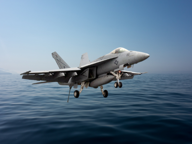 F/A-18 estadounidense en vuelo sobre el mar