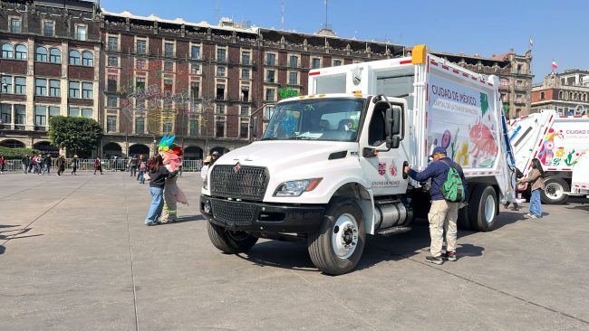 Hacia una ciudad más limpia: Brugada entrega 50 camiones de recolección de residuos en la CDMX