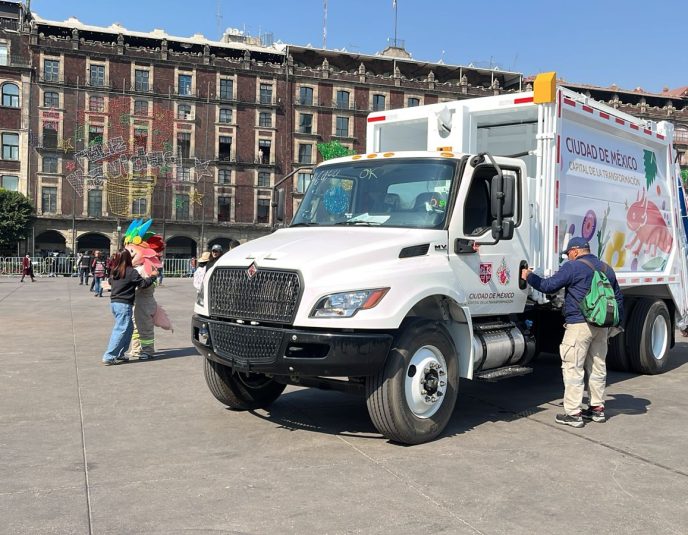 Hacia una ciudad más limpia: Brugada entrega 50 camiones de recolección de residuos en la CDMX