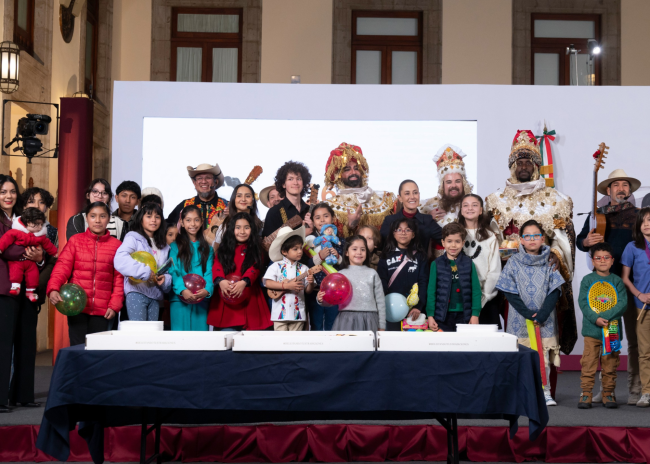 Celebran Día de Reyes en Palacio Nacional durante la Mañanera del Pueblo