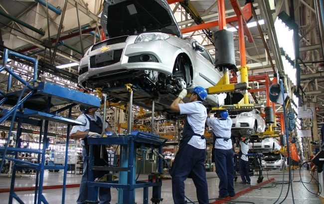 General Motors invertirá mil millones de dólares en México y Citi destaca venta parcial de Banamex