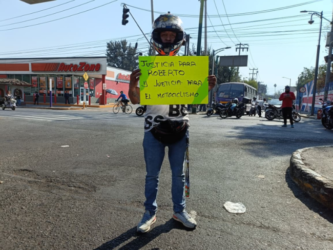 Motociclistas bloquean avenida Tláhuac tras homicidio de biker en Iztapalapa