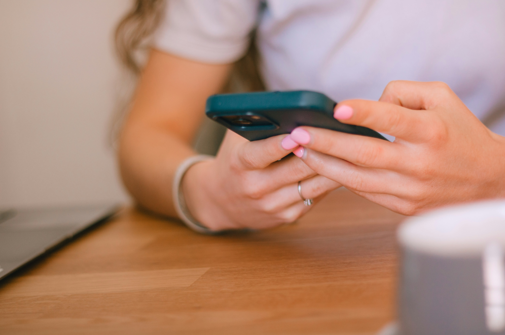 Registro obligatorio de celular con CURP e INE entra en vigor en México