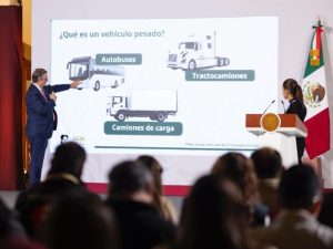 Ebrard anuncia programa con 2 mil millones de pesos para renovar transporte pesado,