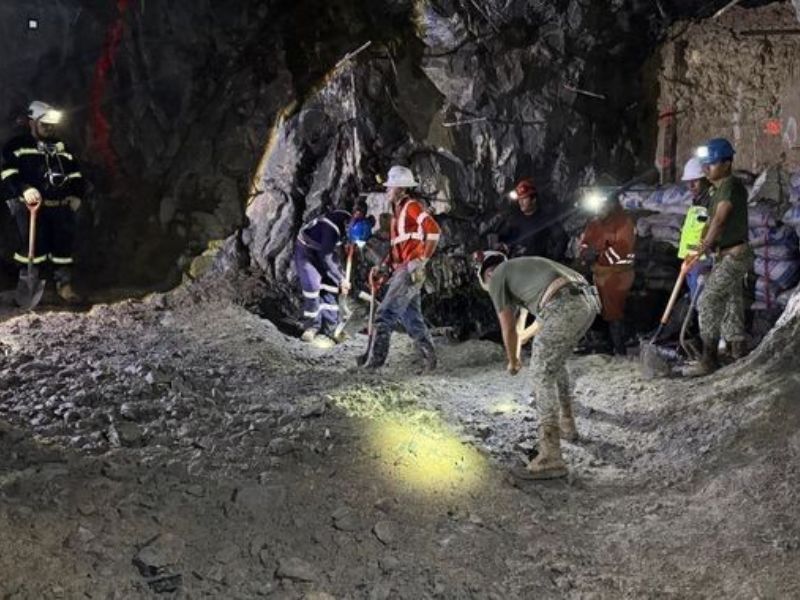 Rescate en mina Santa Fe en El Rosario, Sinaloa suma más de 255 horas; autoridades trabajan para localizar a tres mineros atrapados.