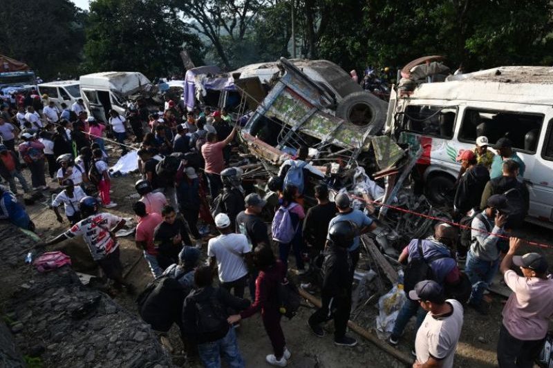 Ataques con explosivos en Cauca, Colombia, dejan 19 muertos; Petro responsabiliza a disidencias de las FARC en medio de ola de violencia.