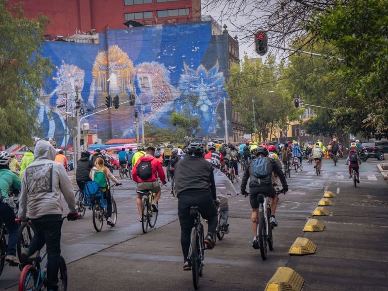 La ciclovía Gran Tenochtitlán se inaugura con rodada y bicicleta monumental en el Zócalo, marcando un cambio en la movilidad y cultura urbana de la CDMX.