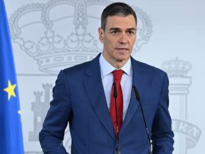 España regularizará hasta 500 mil migrantes con acceso a trabajo, salud y seguridad social; destaca beneficios económicos y sociales.