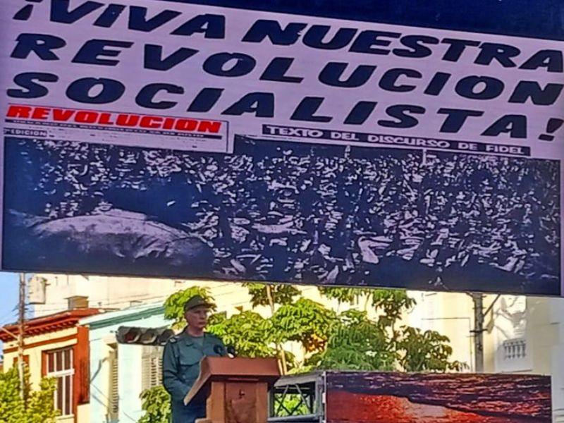 Cuba conmemora 65 años de su Revolución; Díaz-Canel defiende el socialismo y culpa al bloqueo de EU por la crisis económica.