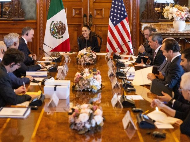 México y Estados Unidos inician nueva ronda de revisión del T-MEC con foco en aranceles, industria automotriz y cadenas de suministro.