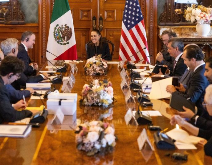 México y Estados Unidos inician nueva ronda de revisión del T-MEC con foco en aranceles, industria automotriz y cadenas de suministro.