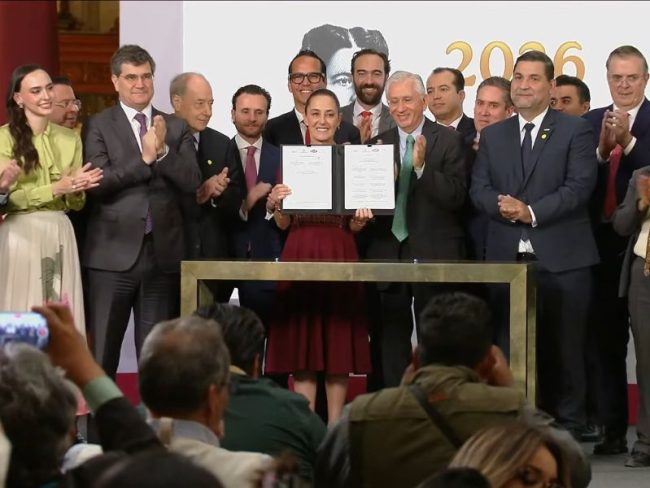 Gobierno y sector privado firman acuerdo para impulsar la industria siderúrgica