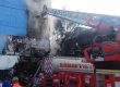 Incendio en el Mercado de Sonora deja 100 puestos afectados y daños en edificios; bomberos continúan labores tras controlar el fuego.