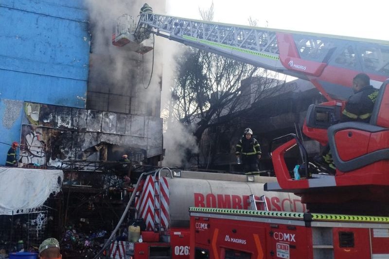 Incendio en el Mercado de Sonora deja 100 puestos afectados y daños en edificios; bomberos continúan labores tras controlar el fuego.
