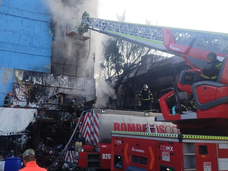 Incendio en el Mercado de Sonora deja 100 puestos afectados y daños en edificios; bomberos continúan labores tras controlar el fuego.