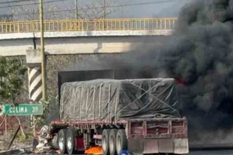 Enfrentamientos en Tecomán, Colima, dejan dos policías heridos, dos abatidos y un estadounidense detenido. Enfrentamientos en Tecomán, Colima, dejan dos policías heridos, dos abatidos y un estadounidense detenido.