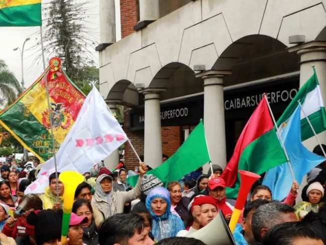 Protestas en Bolivia cumplen ocho días con bloqueos, violencia y saqueos en La Paz