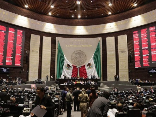 Diputados aprueban reforma electoral propuesta por Claudia Sheinbaum para verificar candidaturas y sancionar la intervención extranjera en elecciones; oposición acusa discrecionalidad e incertidumbre.