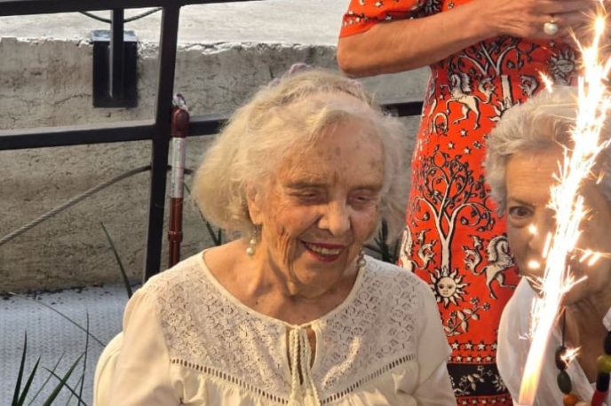 La escritora mexicana Elena Poniatowska celebró su cumpleaños número 94 en medio de múltiples felicitaciones
