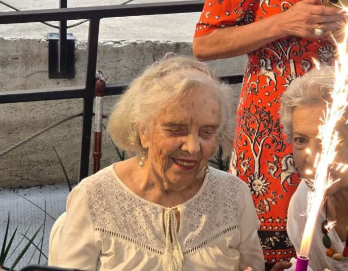 La escritora mexicana Elena Poniatowska celebró su cumpleaños número 94 en medio de múltiples felicitaciones