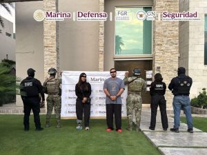 Autoridades federales detuvieron en Nuevo León a un presunto líder del Cártel del Noroeste ligado al contrabando de combustible; aseguraron armas, droga y siete tigres.