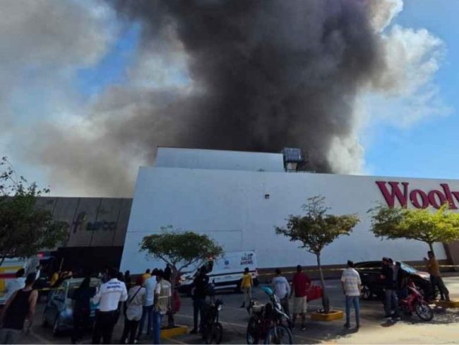 Incendio en Plaza Fiesta Las Palmas de Los Mochis dejó cuatro muertos y decenas de lesionados.
