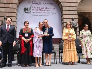 En el marco del Día de la Maestra y el Maestro en CDMX, donde se anunció un aumento salarial del 9% para docentes de México.