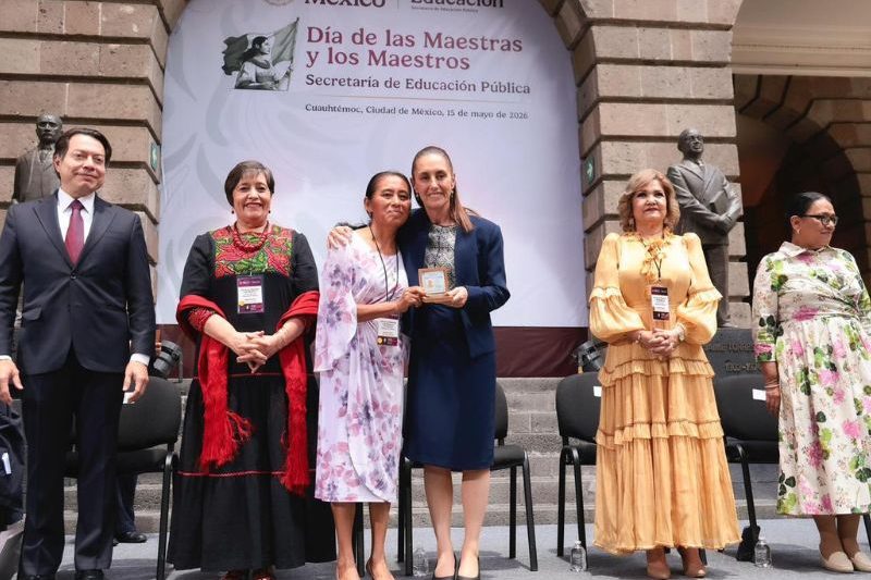 En el marco del Día de la Maestra y el Maestro en CDMX, donde se anunció un aumento salarial del 9% para docentes de México.