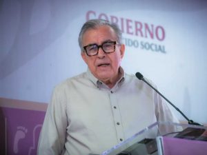 Rubén Rocha Moya compareció ante la FGR en Culiacán por investigaciones ligadas a acusaciones de presuntos vínculos con el crimen organizado.