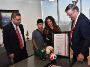 Otorgan registro del Pato Merlín a su dueña, Carla Ivette