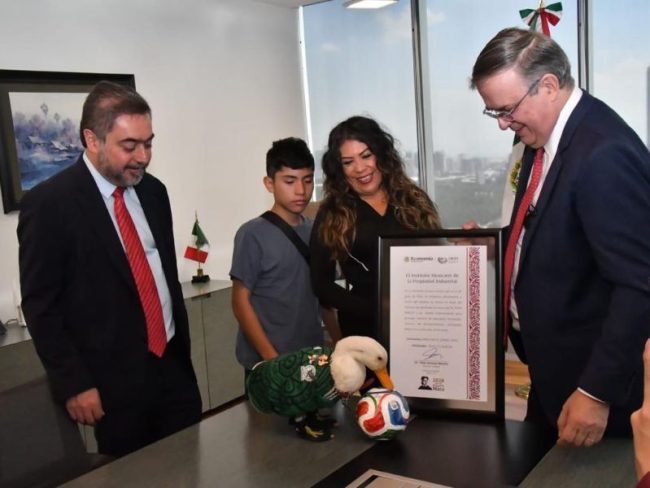 Otorgan registro del Pato Merlín a su dueña, Carla Ivette