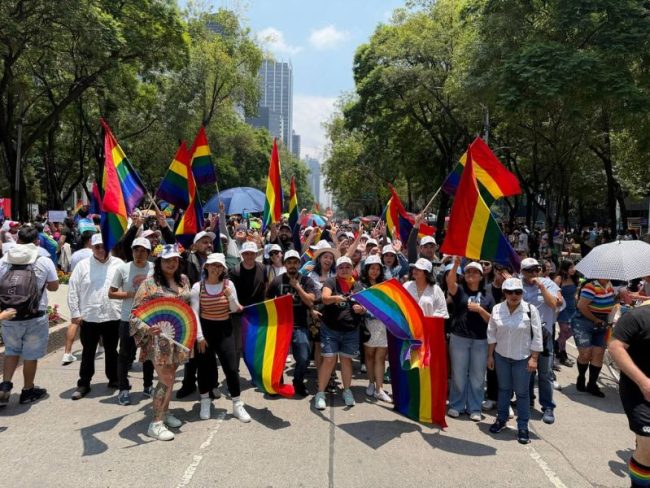 Marcha del Orgullo LGBTTTIQ+ recorre Paseo de la Reforma rumbo al Zócalo