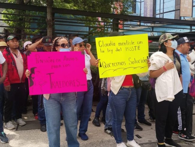 La CNTE realizó plantones frente a medios de comunicación en la CDMX.