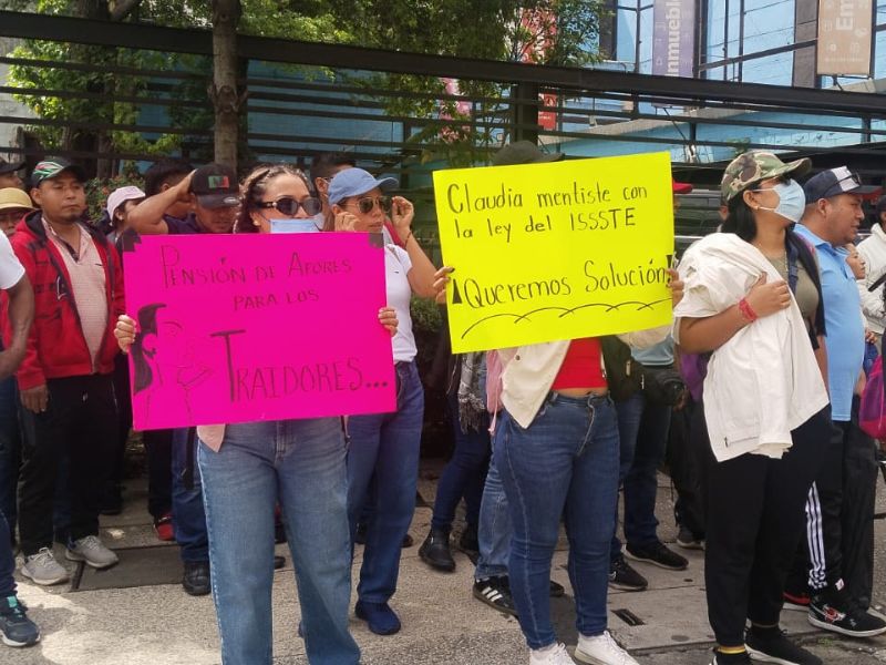 La CNTE realizó plantones frente a medios de comunicación en la CDMX.