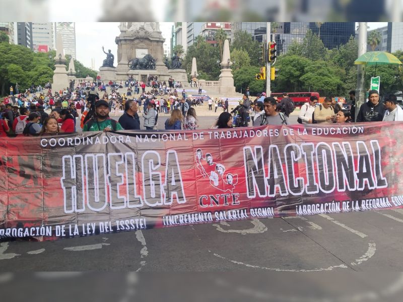 Maestros de la CNTE marchan del Ángel al Zócalo Maestros de la CNTE marchan del Ángel al Zócalo