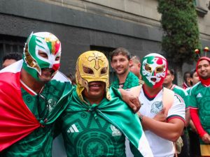 Entre operativos de seguridad, mariachi y porras