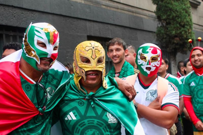 Entre operativos de seguridad, mariachi y porras