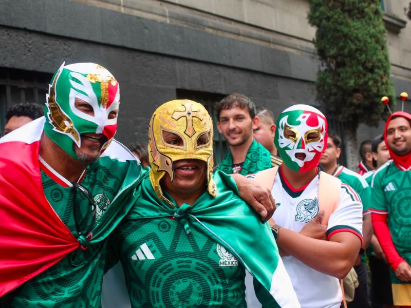 Entre operativos de seguridad, mariachi y porras Entre operativos de seguridad, mariachi y porras