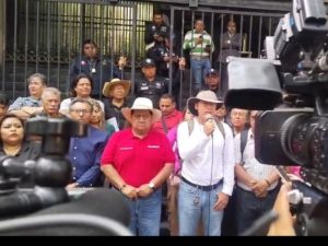Dirigentes de la CNTE sostienen una nueva reunión con autoridades federales para buscar soluciones a sus demandas.