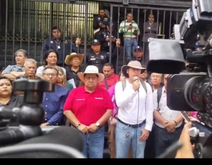 Dirigentes de la CNTE sostienen una nueva reunión con autoridades federales para buscar soluciones a sus demandas.