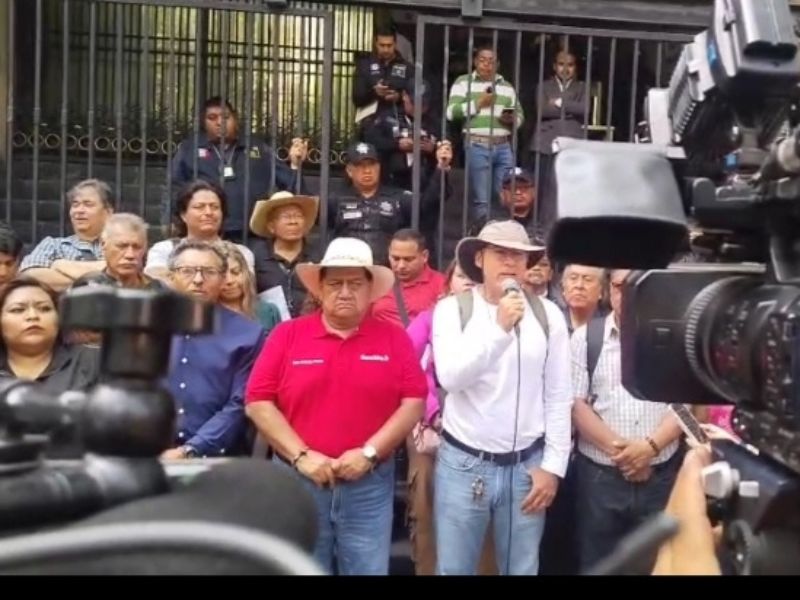 Dirigentes de la CNTE sostienen una nueva reunión con autoridades federales para buscar soluciones a sus demandas. Dirigentes de la CNTE sostienen una nueva reunión con autoridades federales para buscar soluciones a sus demandas.