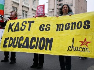 Estudiantes chilenos protestan contra los recortes presupuestarios, cambios a la gratuidad universitaria y proyectos como Escuelas Protegidas. Denuncian represión policial y convocan a nuevas movilizaciones nacionales.