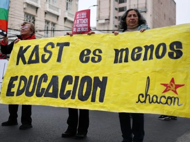Estudiantes chilenos protestan contra los recortes presupuestarios, cambios a la gratuidad universitaria y proyectos como Escuelas Protegidas. Denuncian represión policial y convocan a nuevas movilizaciones nacionales.