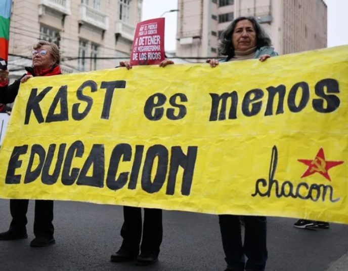 Estudiantes chilenos protestan contra los recortes presupuestarios, cambios a la gratuidad universitaria y proyectos como Escuelas Protegidas. Denuncian represión policial y convocan a nuevas movilizaciones nacionales.