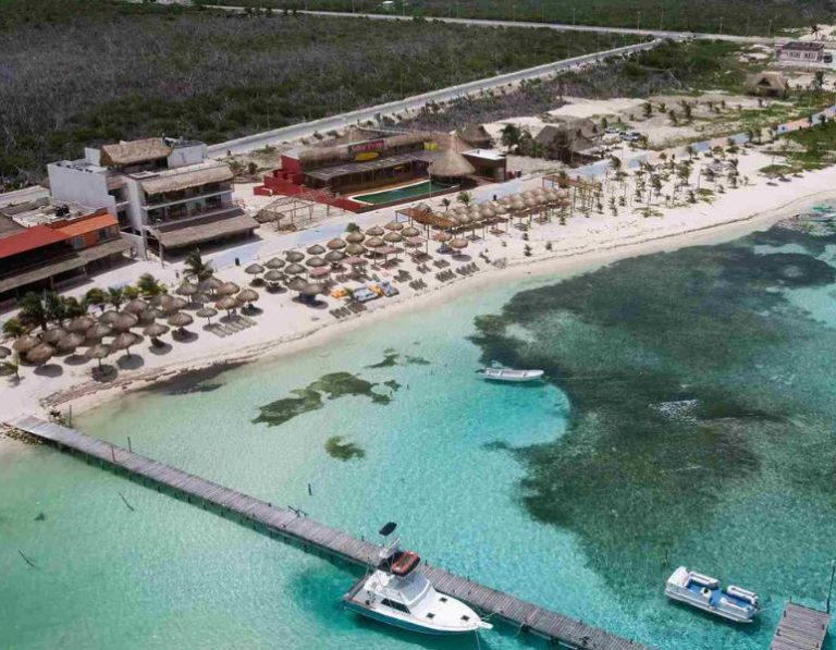 Semarnat impulsará un decreto para proteger Mahahual y fomentar el ecoturismo, activistas exigen frenar planta de amoníaco en Topolobampo.