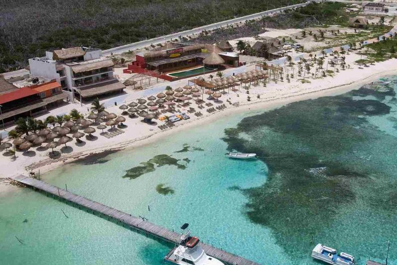 Semarnat impulsará un decreto para proteger Mahahual y fomentar el ecoturismo, activistas exigen frenar planta de amoníaco en Topolobampo.